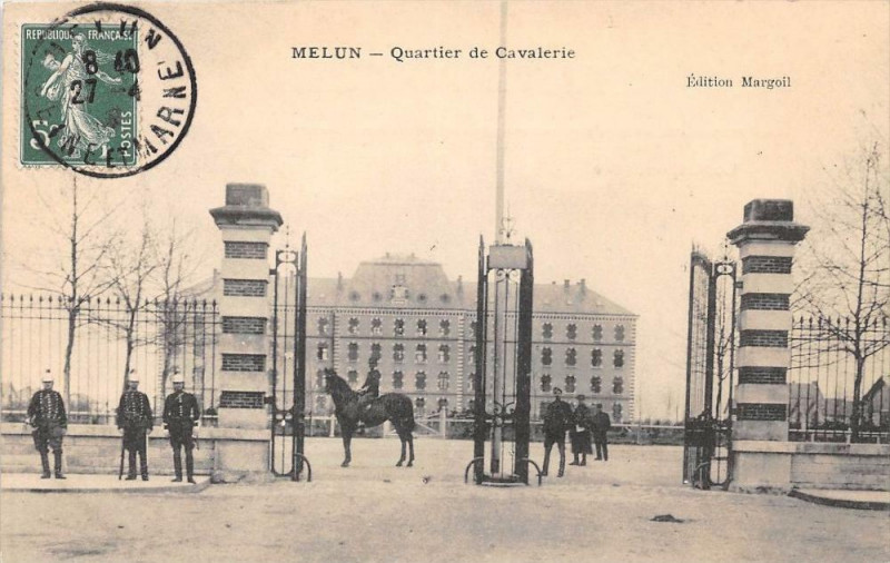 Carte postale ancienne Melun Quartier De Cavalerie à Melun