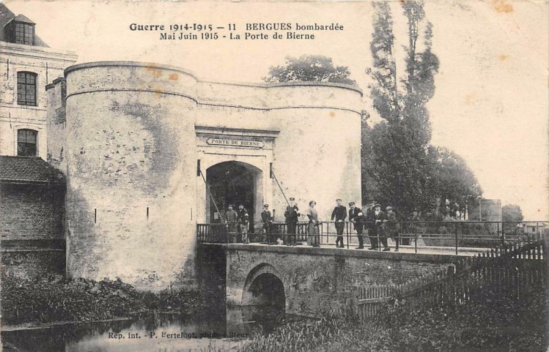 Carte postale ancienne Bergues La Porte De Bierne à Bergues