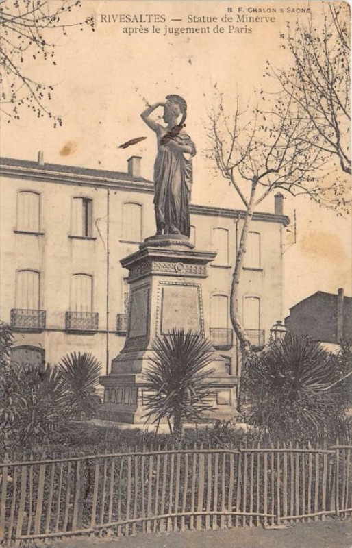 Carte postale ancienne Rivesaltes Statue De Minerve à Rivesaltes