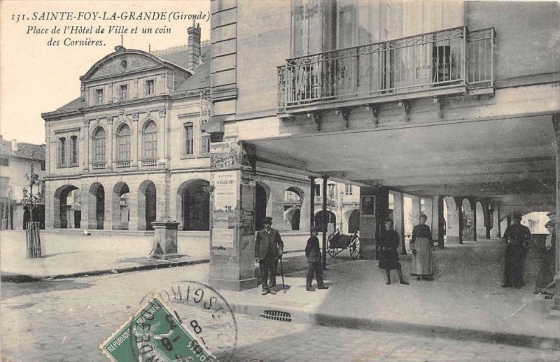 Carte postale ancienne Sainte Foy La Grande Place De L'Hotel De Ville Un Coin Des Cornieres à Sainte-Foy-la-Grande