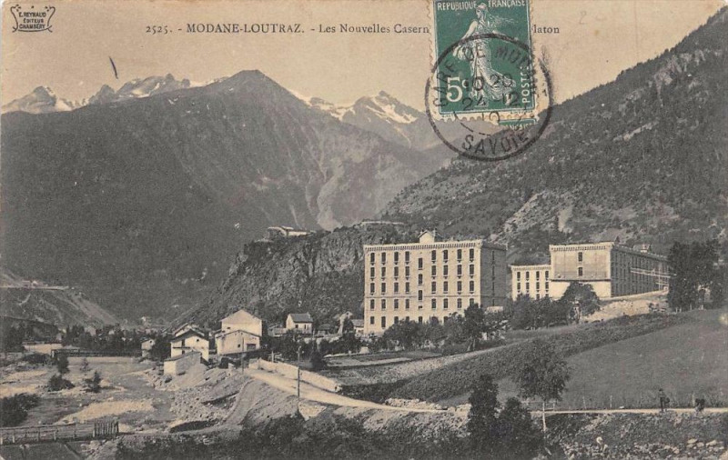 Carte postale ancienne Modane Loutraz Les Nouvelles Casernes Et Fort Du Replaton à Modane