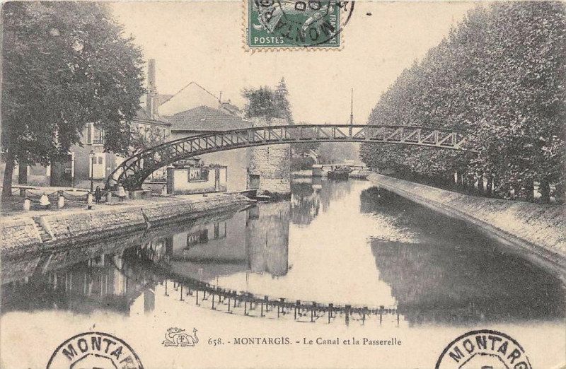 Carte postale ancienne Montargis Le Canal Et La Passerelle à Montargis