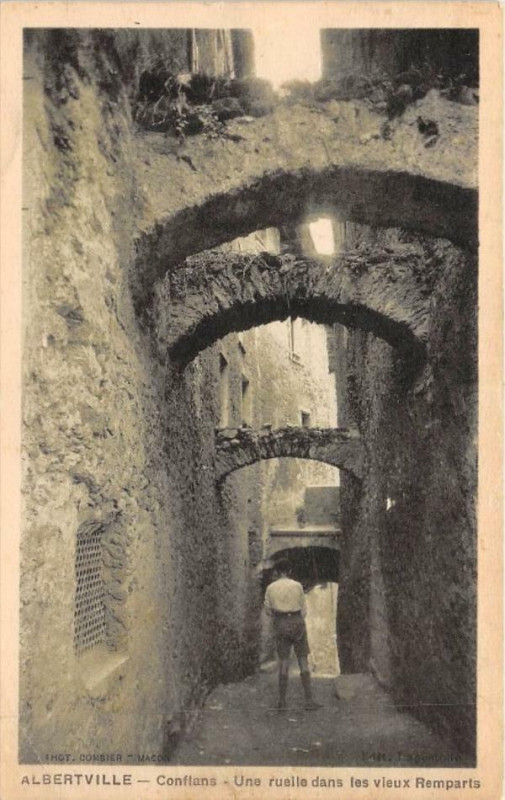 Carte postale ancienne Albertville Conflans Une Ruelle Dans Les Vieux Remparts à Albertville