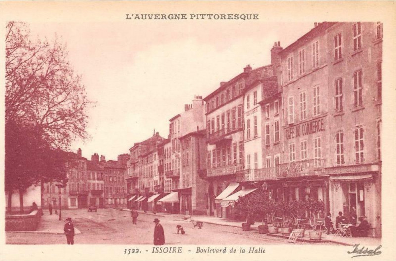 Carte postale ancienne Issoire Boulevard De La Halle à Issoire