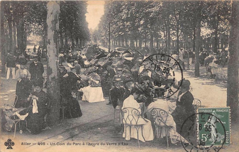 Carte postale ancienne Vichy Un Coin Du Parc A L'Heure Du Verre D'Eau à Vichy