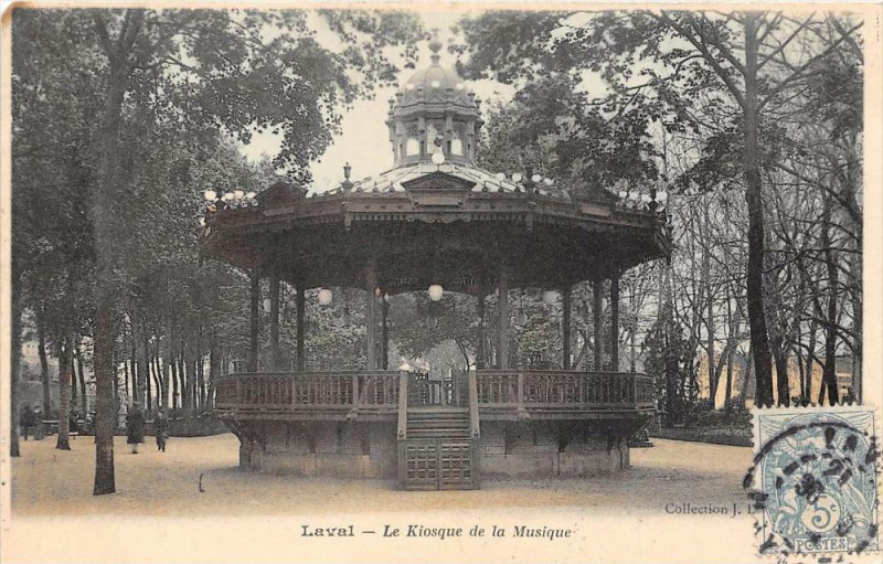 Carte postale ancienne Laval Le Kiosque De La Musique à Laval
