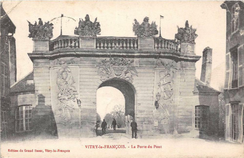 Carte postale ancienne Vitry Le Francois La Porte Du Pont