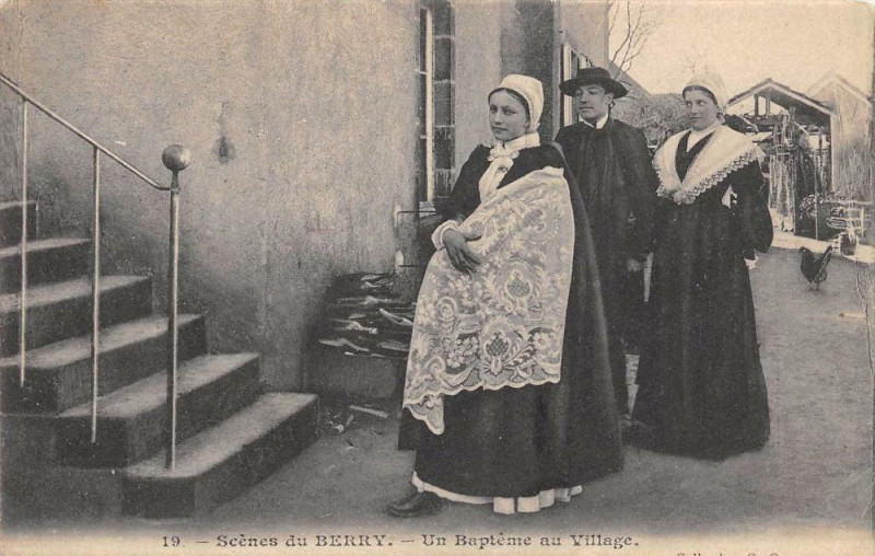 Carte postale ancienne Scene Du Berry Un Bapteme Au Village