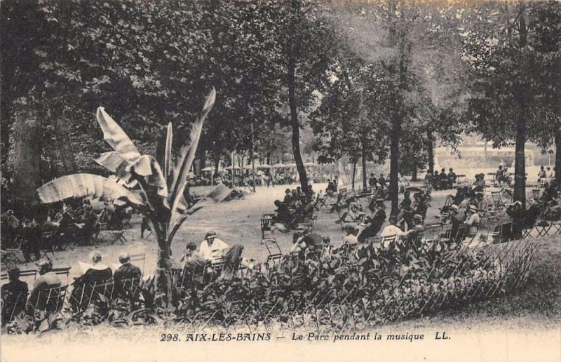Carte postale ancienne Aix Les Bains Le Parc Pendant La Musique à Aix-les-Bains