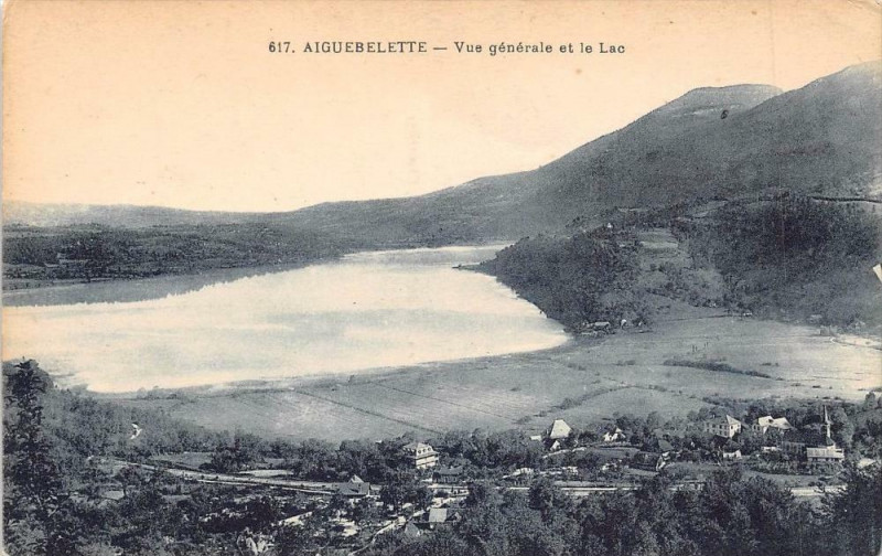 Carte postale ancienne Aiguebelette Vue Generale Et Le Lac