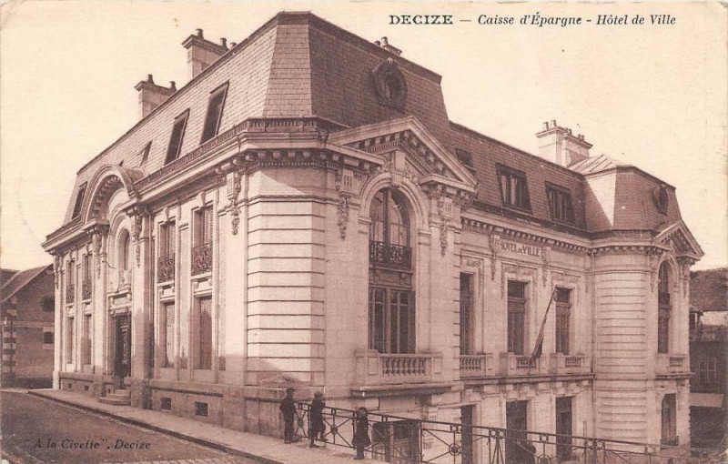Carte postale ancienne Decize Caisse D'Epargne Hotel De Ville à Decize