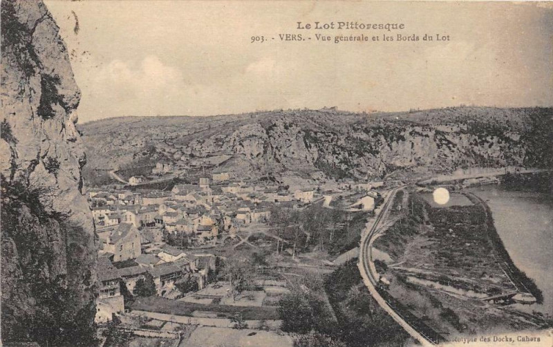 Carte postale ancienne Vers Vue Generale Et Les Bords Du Lot