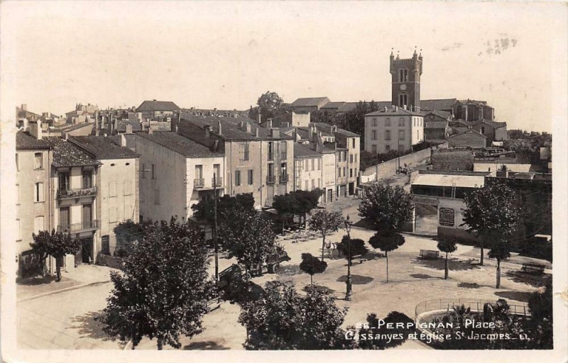 Carte postale ancienne Perpignan Place Cassanyes Et Eglise Saint-Jacques à Perpignan