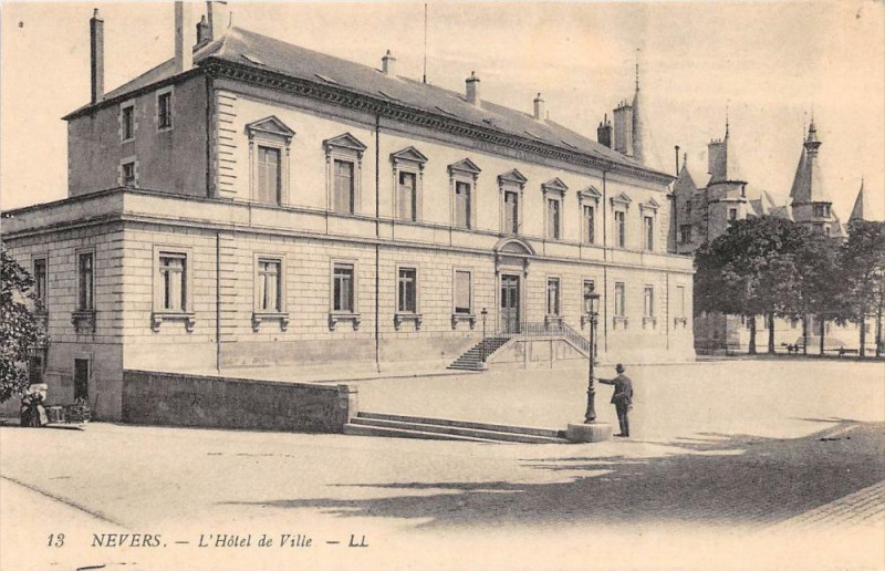Carte postale ancienne Nevers L'Hotel De Ville à Nevers