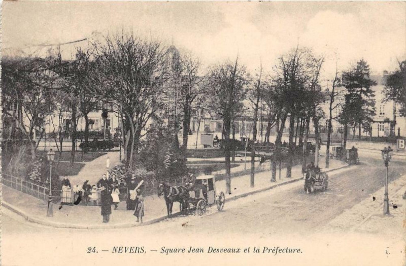 Carte postale ancienne Nevers Square Jean Desveaux Et Prefecture à Nevers