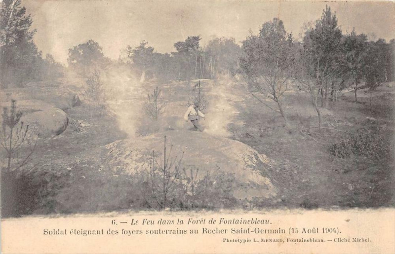 Carte postale ancienne Le Feu Dans La Foret De Fontainebleau Soldat Eteignant Des Foyers Souterr à Fontainebleau