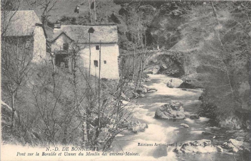 Carte postale ancienne Notre Dame De Bonneval Pont Sur La Boralde Et Usines Du Moulin Des Ancien