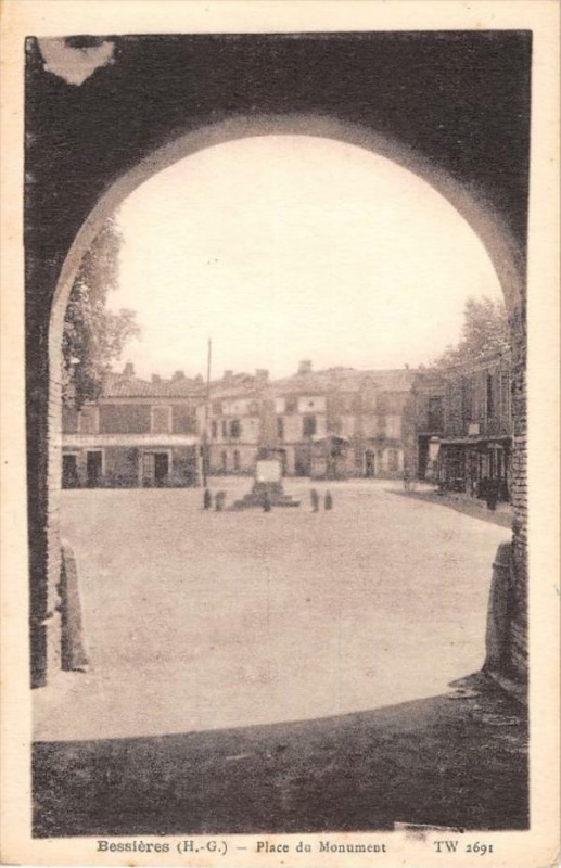 Carte postale ancienne Bessieres Place Du Monument à Bessières