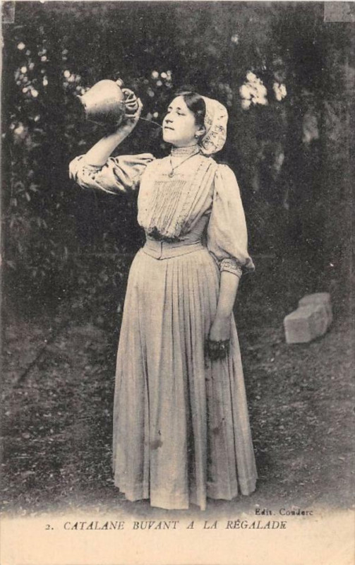 Carte postale ancienne Catalane Buvant A La Regalade