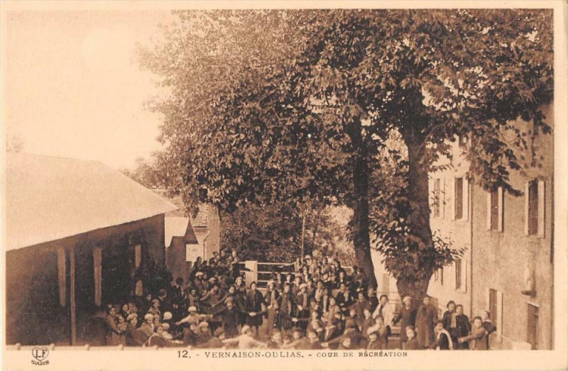 Carte postale ancienne Vernaison Oulias Cour De Recreation