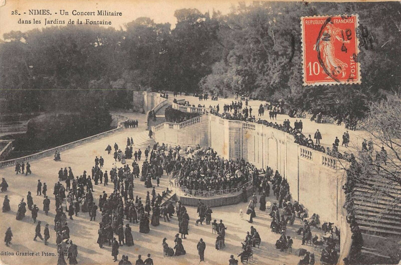 Carte postale ancienne Nimes Un Concert Militaire Dans Les Jardins De La Fontaine à Nîmes