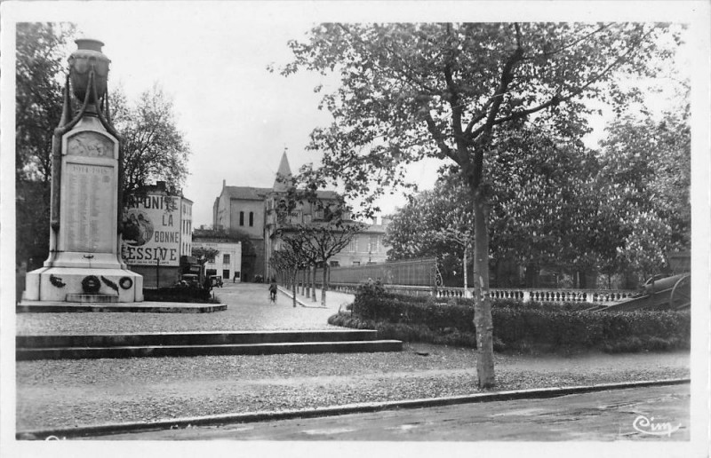 Carte postale ancienne Castres Le Monument Aux Morts à Castres