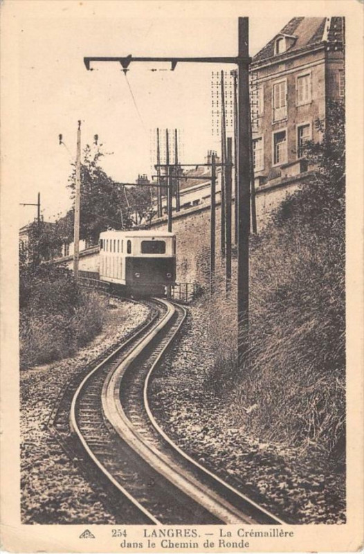Carte postale ancienne Langres La Cremaillere Dans Le Chemin De Ronde à Langres