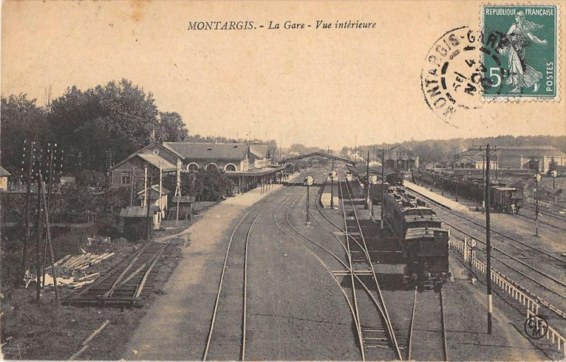 Carte postale ancienne Montargis La Gare Vue Interieure (Train à Montargis