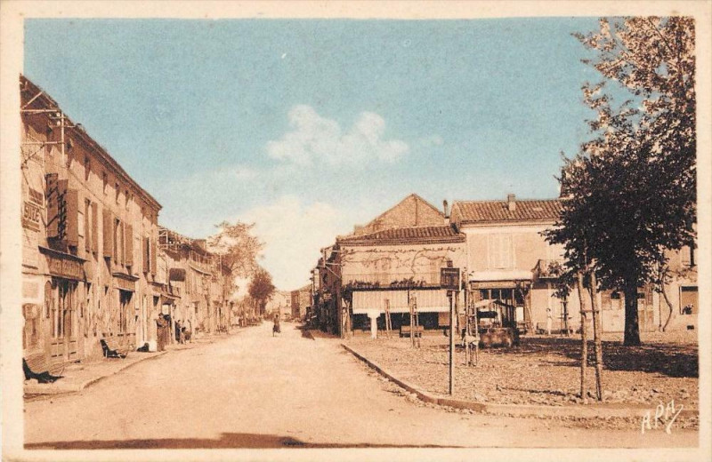 Carte postale ancienne Alban Avenue De La Gare à Alban