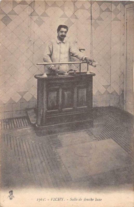 Carte postale ancienne Vichy Salle De Douche Luxe à Vichy