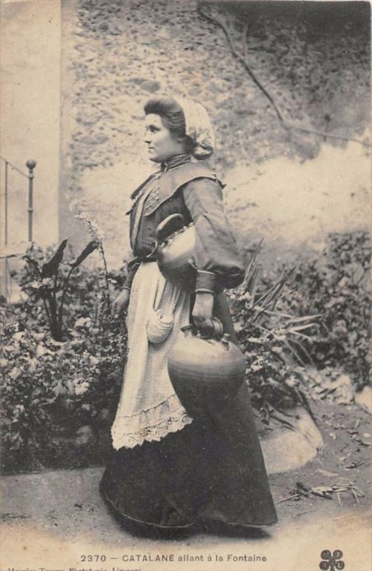 Carte postale ancienne Catalane Allant A La Fontaine
