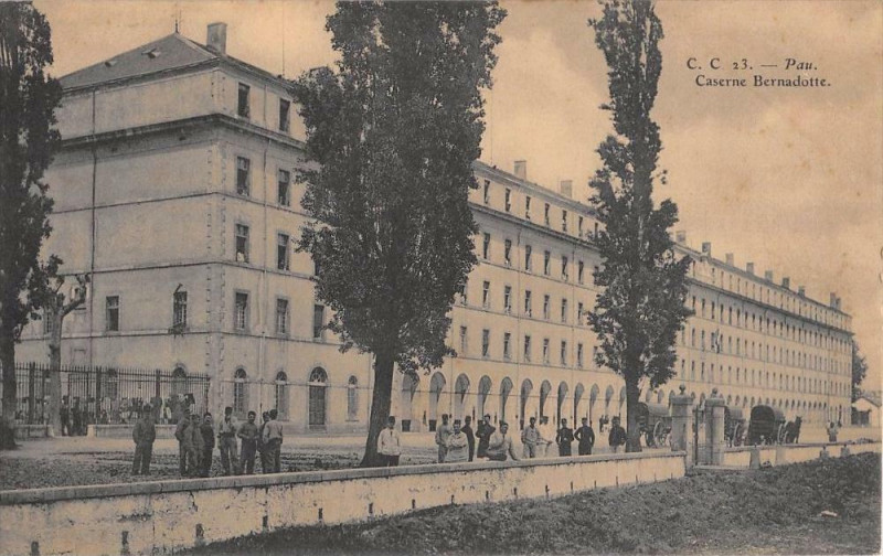 Carte postale ancienne Pau Caserne Bernadotte à Pau