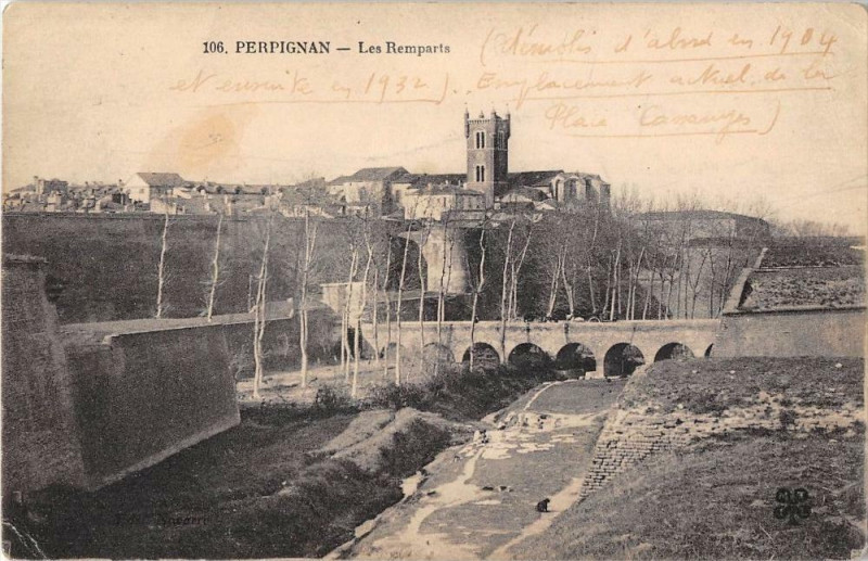 Carte postale ancienne Perpignan Les Remparts à Perpignan