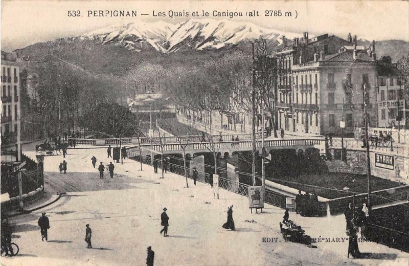 Carte postale ancienne Perpignan Les Quais Et Le Canigou à Perpignan