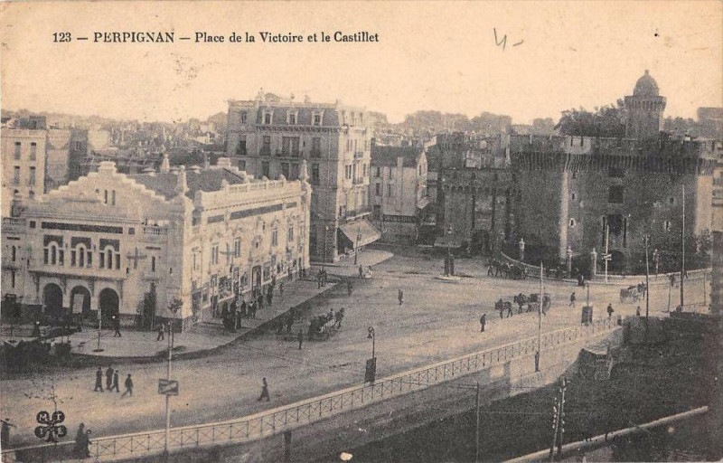 Carte postale ancienne Perpignan Place De La Victoire Et Castillet à Perpignan