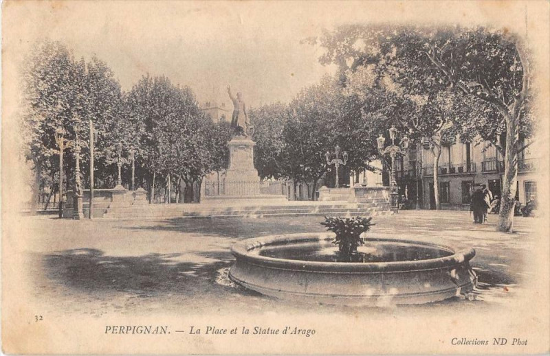 Carte postale ancienne Perpignan Place Et Statue Arago (dos non divisé) à Perpignan