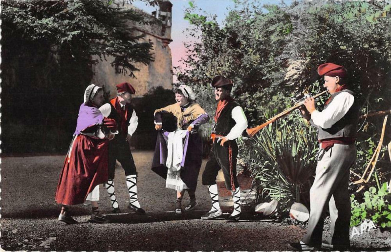 Carte postale ancienne En Pays Catalan Groupe Folklorique De Danseurs à Ur