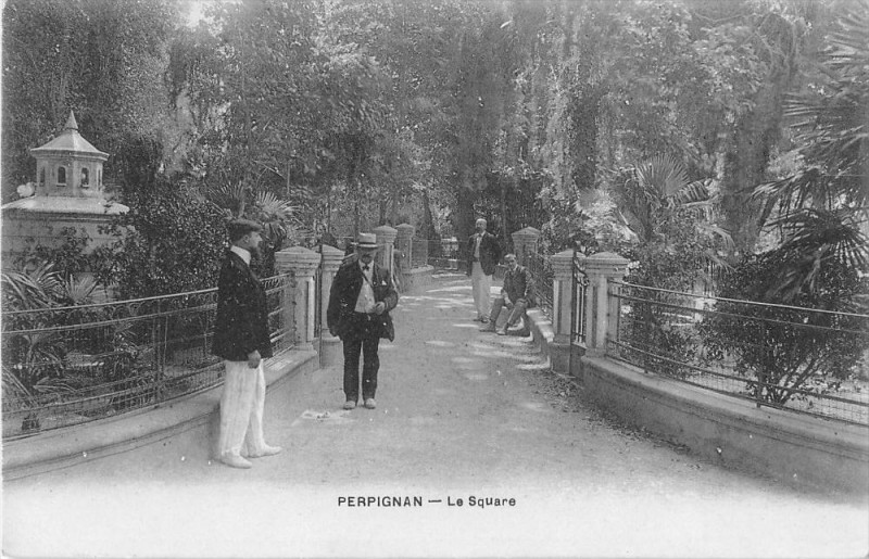 Carte postale ancienne Perpignan Le Square à Perpignan