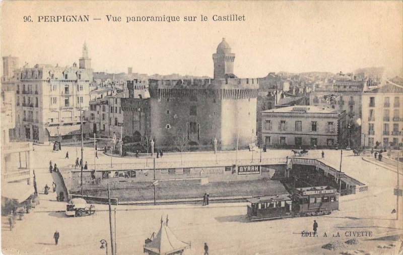 Carte postale ancienne Perpignan Vue Panoramique Sur Le Castillet à Perpignan