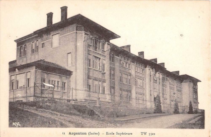 Carte postale ancienne Argenton Ecole Superieure
