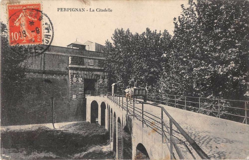Carte postale ancienne Perpignan La Citadelle à Perpignan