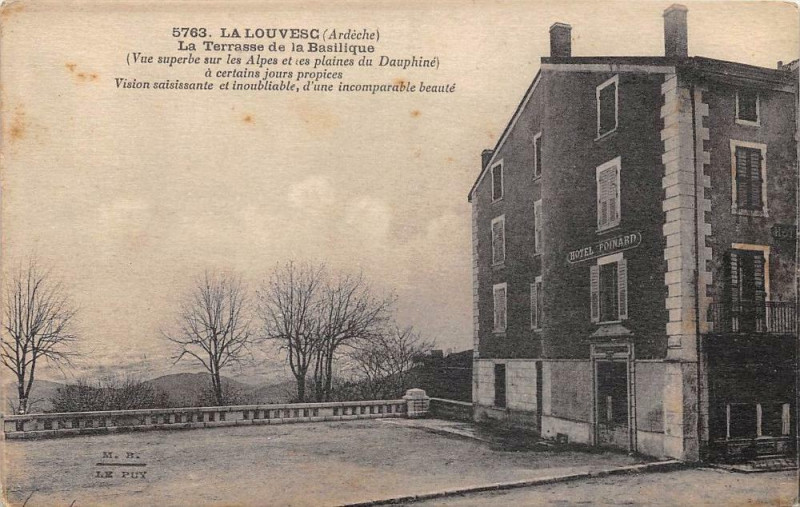Carte postale ancienne La Louvesc La Terrasse De La Basilique