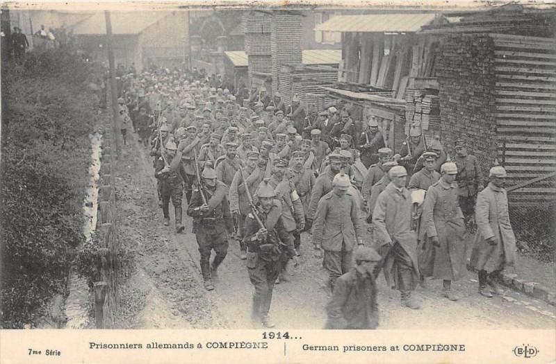 Carte postale ancienne Prisonniers Allemands A Compiegne à Compiègne