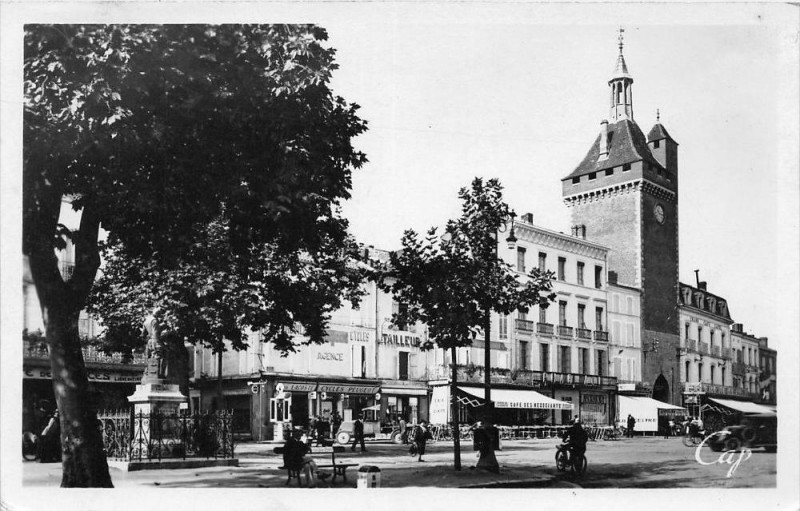 Carte postale ancienne Villeneuve Sur Lot Place Du General Saint-Michel à Villeneuve-sur-Lot