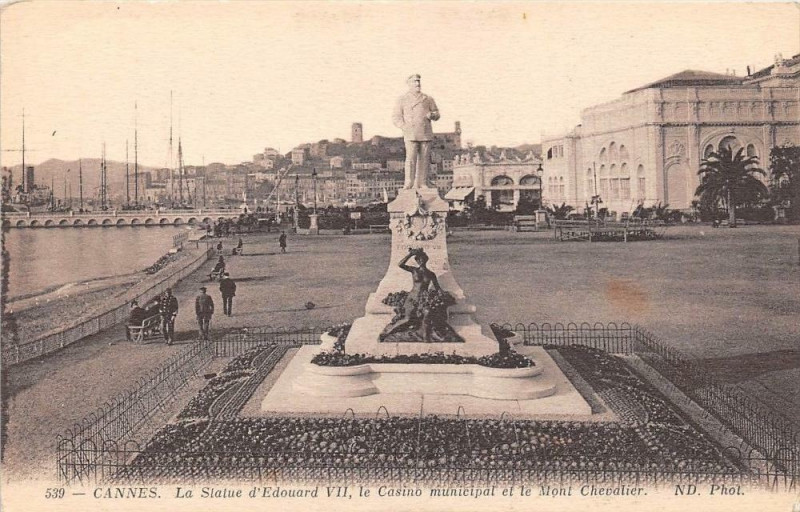Carte postale ancienne Cannes Statue D'Edouard Vii à Cannes