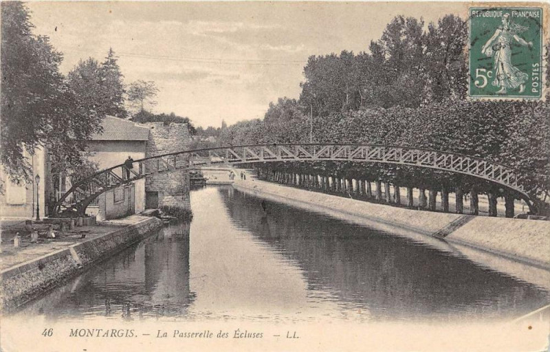 Carte postale ancienne Montargis La Passerelle Des Ecluses à Montargis
