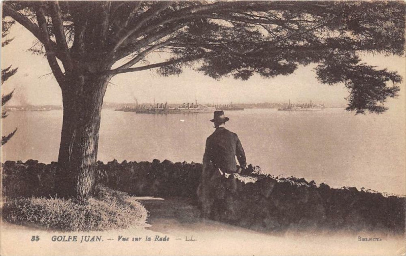 Carte postale ancienne Golfe Juan Vue Sur La Rade