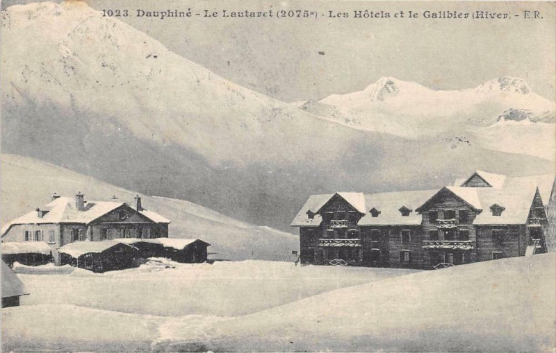 Carte postale ancienne Le Lautaret Les Hotels Et Galibier
