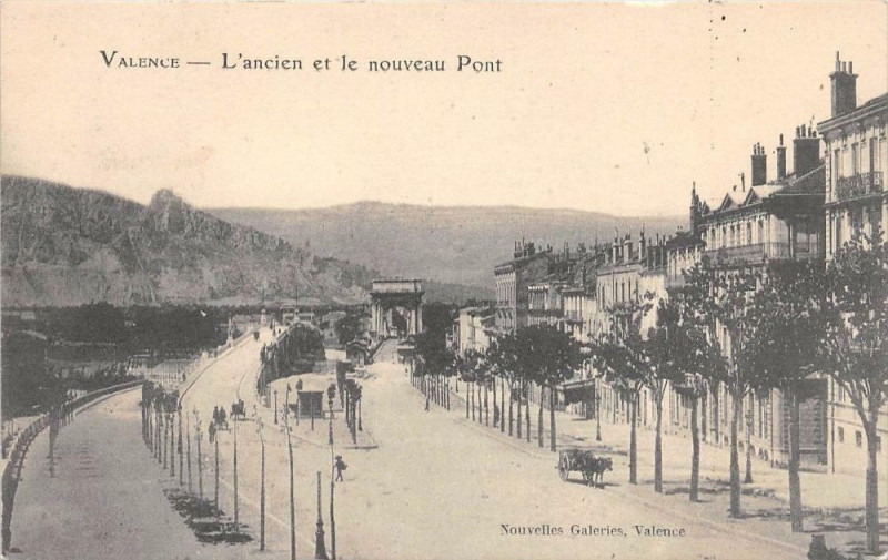Carte postale ancienne Valence L'Ancien Et Le Nouveau Pont à Valence
