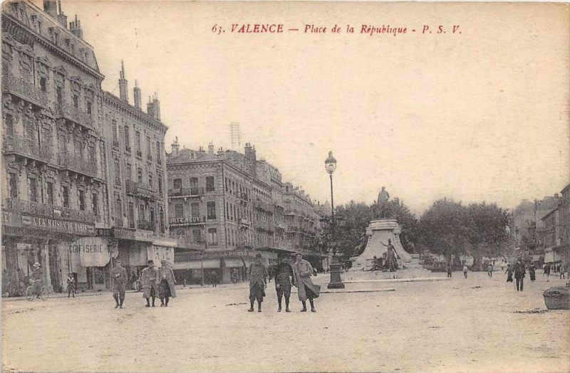 Carte postale ancienne Valence Place De La Republique à Valence